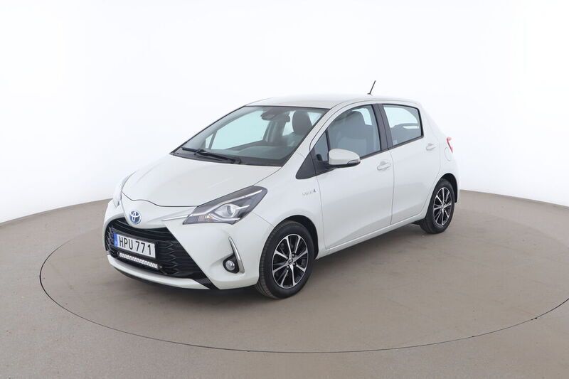 Ljusgrå Begagnad 2018 Toyota Yaris Hybrid Touch Halvkombi | 144 000 kr (Marknadspris) - Bild 1/4