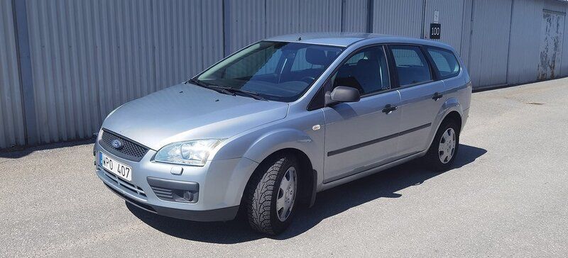 Begagnad Ford Focus 116 HK (85 kW) 2005 Silver Kombi