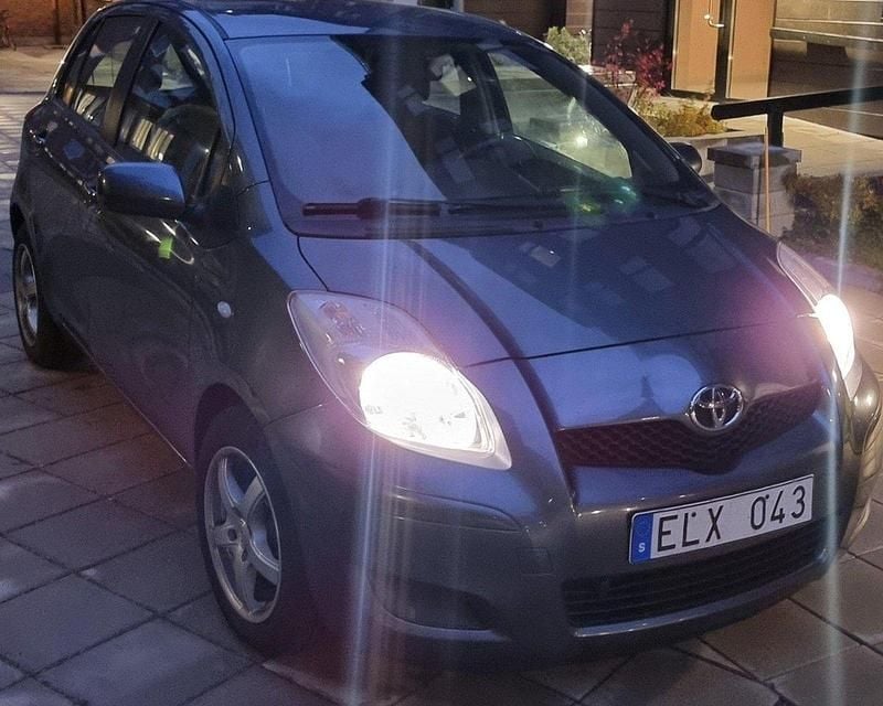 Blå Begagnad 2009 Toyota Yaris Halvkombi | 35 500 kr (Bra pris) - Bild 1/4