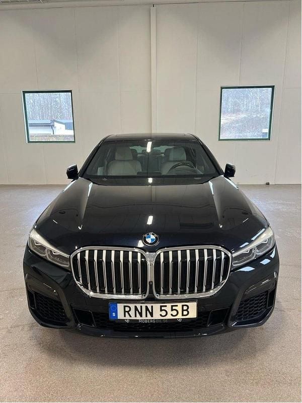Svart Begagnad 2020 BMW 740 M Sport Sedan | 529 000 kr - Bild 1/4