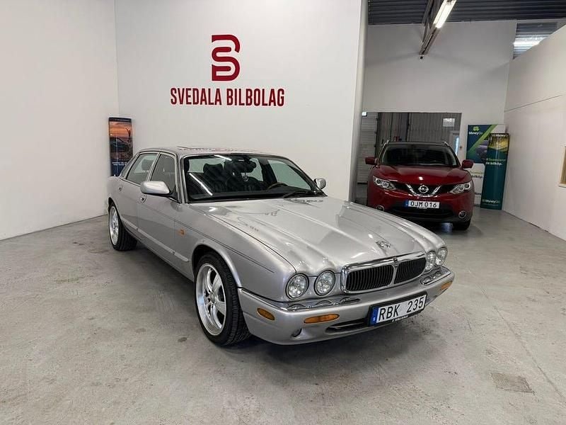 Silver Begagnad 2000 Jaguar XJ Executive Sedan | 59 900 kr (Marknadspris) - Bild 1/4