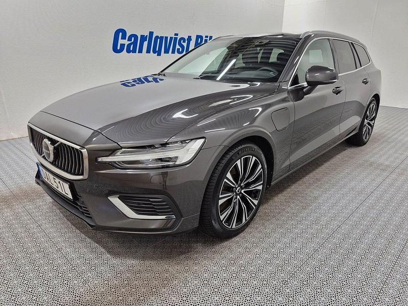 Grå (platinumgrå metallic) Begagnad 2024 Volvo V60 Core Kombi | 429 000 kr (Lite dyr) - Bild 1/4