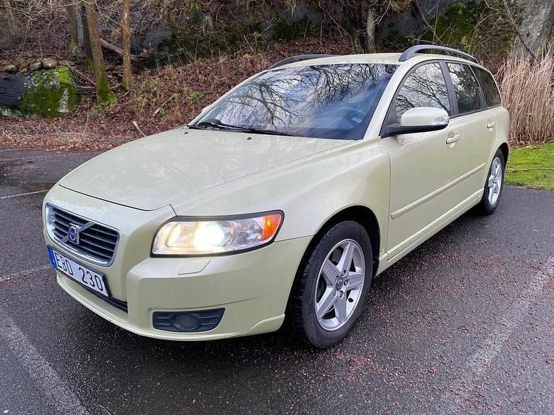 Ljusgrön Begagnad 2008 Volvo V50 Momentum Kombi | 34 900 kr (Marknadspris) - Bild 1/4
