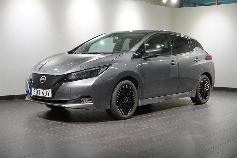 Grå Begagnad 2023 Nissan Leaf N-Connecta Halvkombi | 208 800 kr (Marknadspris) - Bild 1/4