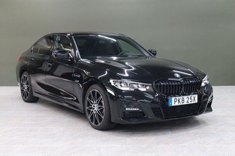 Svart Begagnad 2022 BMW 330e M Sport Sedan | 414 900 kr (Marknadspris) - Bild 1/4