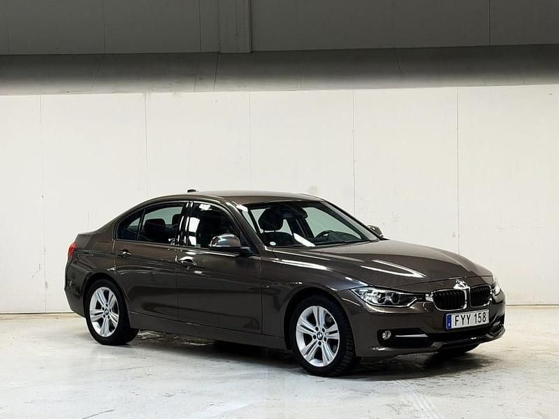 Brun metallic Begagnad 2015 BMW 318 Sport Line Sedan | 149 900 kr (Marknadspris) - Bild 1/4