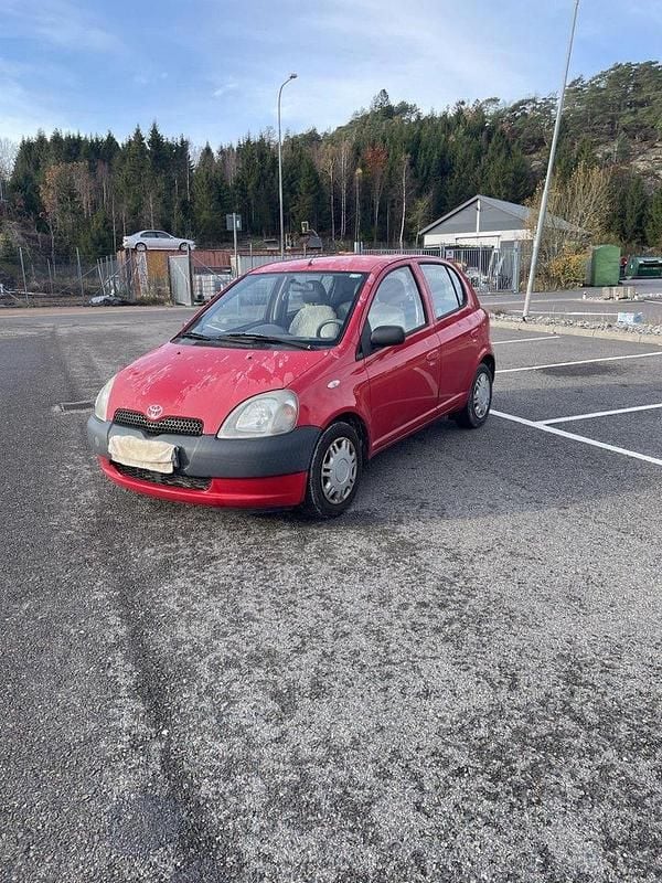 Röd Begagnad 2000 Toyota Yaris Halvkombi | 10 000 kr (Marknadspris) - Bild 1/4