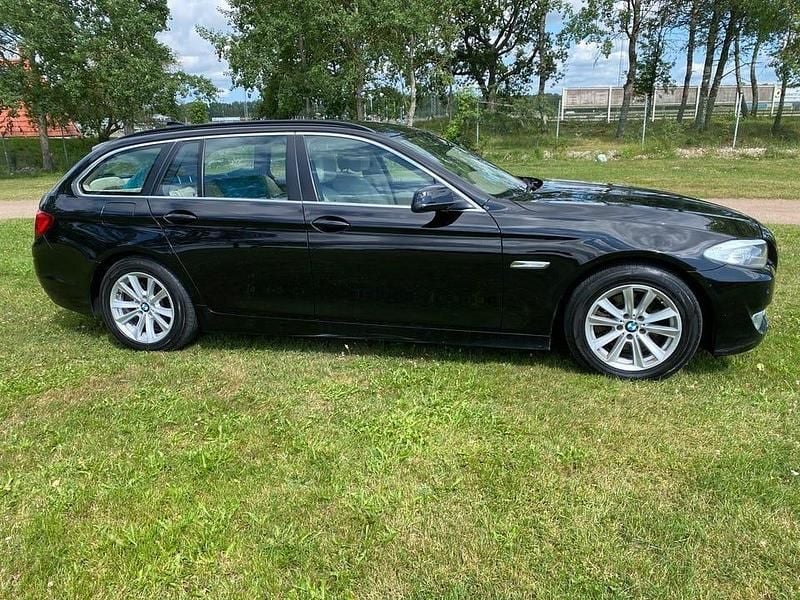 Svart Begagnad 2013 BMW 520 Kombi | 89 900 kr (Superpris) - Bild 1/4