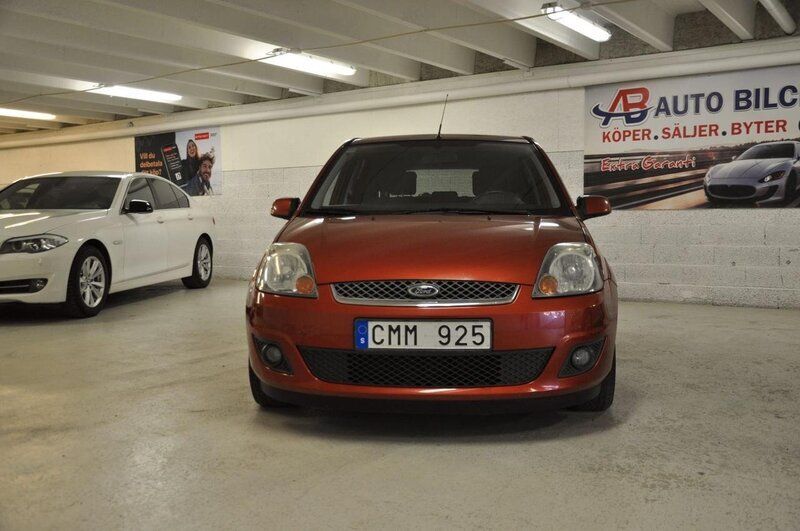 Begagnad Ford Fiesta 81 HK (59 kW) 2007 Orange Halvkombi