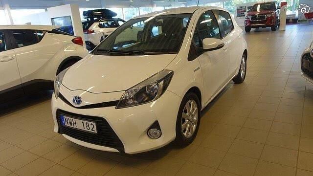 Vit Begagnad 2013 Toyota Yaris Hybrid Active Halvkombi | 99 000 kr (Dyr) - Bild 1/4