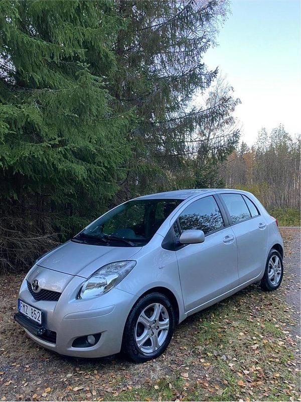 Silver Begagnad 2010 Toyota Yaris Halvkombi | 38 000 kr (Marknadspris) - Bild 1/4