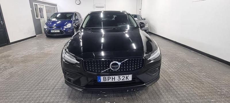 Begagnad Volvo V60 CC Momentum 190 HK (139 kW) 2020 Svart Kombi
