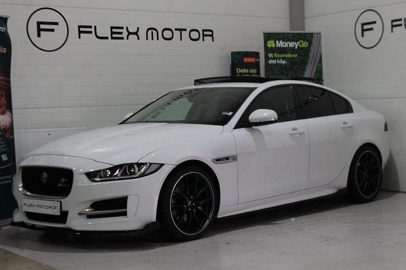 Begagnad Jaguar XE 180 HK (132 kW) 2016 Vit Sedan