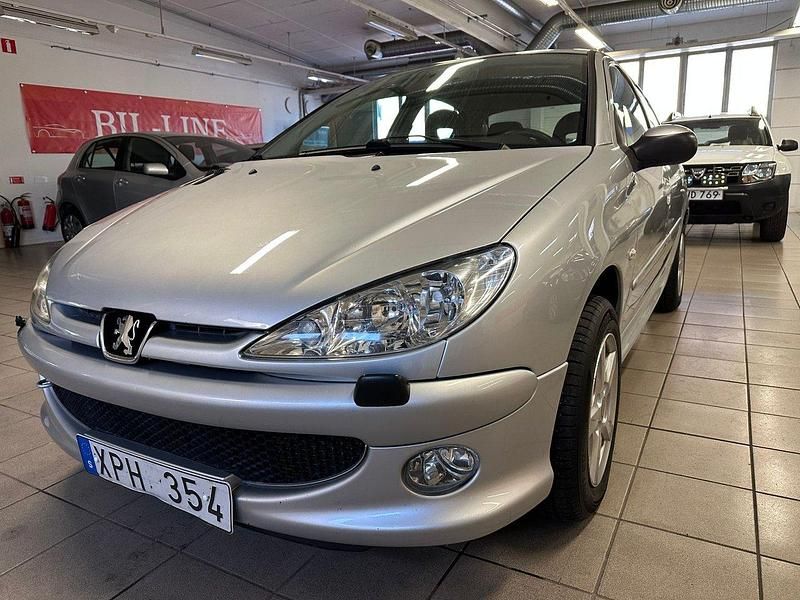 Ljusgrå Begagnad 2006 Peugeot 206 Halvkombi | 29 900 kr (Lite dyr) - Bild 1/4