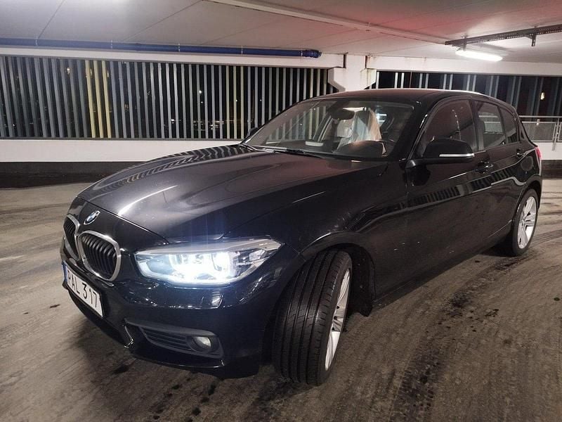 Svart Begagnad 2016 BMW 118 Advantage Halvkombi | 109 000 kr (Bra pris) - Bild 1/4