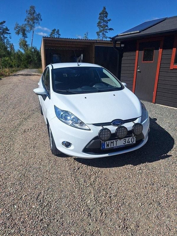 Vit Begagnad 2012 Ford Fiesta Titanium Halvkombi | 45 500 kr (Marknadspris) - Bild 1/4