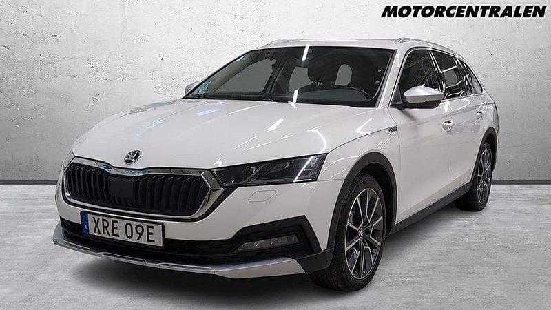 Vit Begagnad 2022 Skoda Octavia Scout Kombi | 329 000 kr (Marknadspris) - Bild 1/3