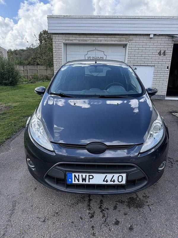 Grå Begagnad 2010 Ford Fiesta Titanium Halvkombi | 58 000 kr (Marknadspris) - Bild 1/4