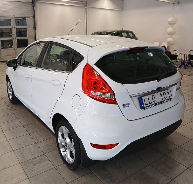 Begagnad Ford Fiesta 90 HK (66 kW) 2009 Frozen white Halvkombi