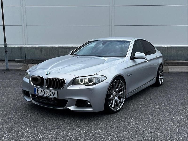 Grå Begagnad 2010 BMW 523 M Sport Sedan | 124 000 kr (Marknadspris) - Bild 1/4