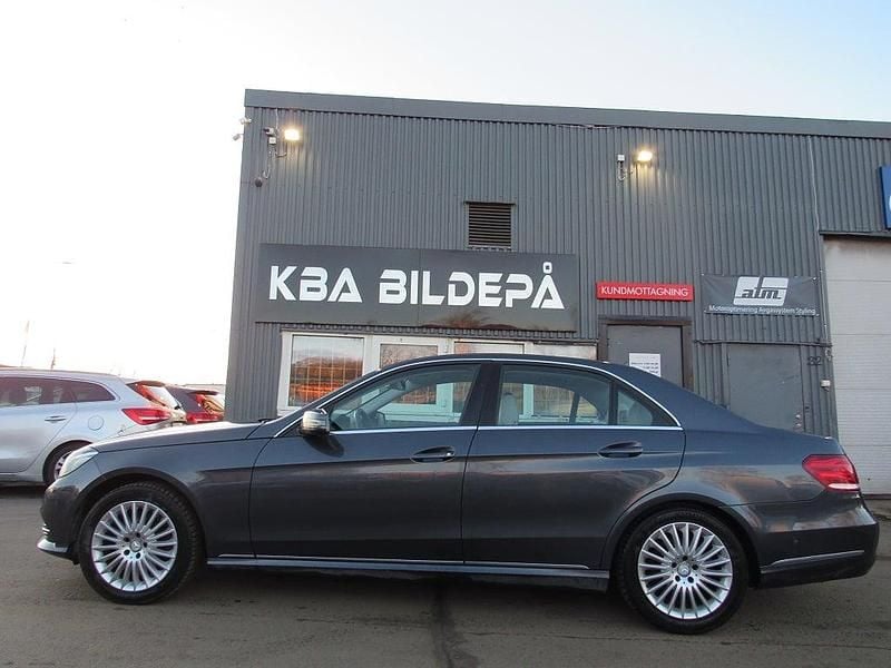 Mörkgrå Begagnad 2013 Mercedes E350 Sedan | 189 900 kr (Marknadspris) - Bild 1/4