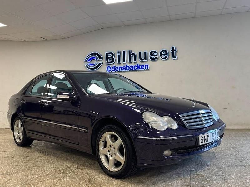 Mörkblå (blå) Begagnad 2002 Mercedes C320 Avantgarde Sedan | 69 900 kr - Bild 1/4