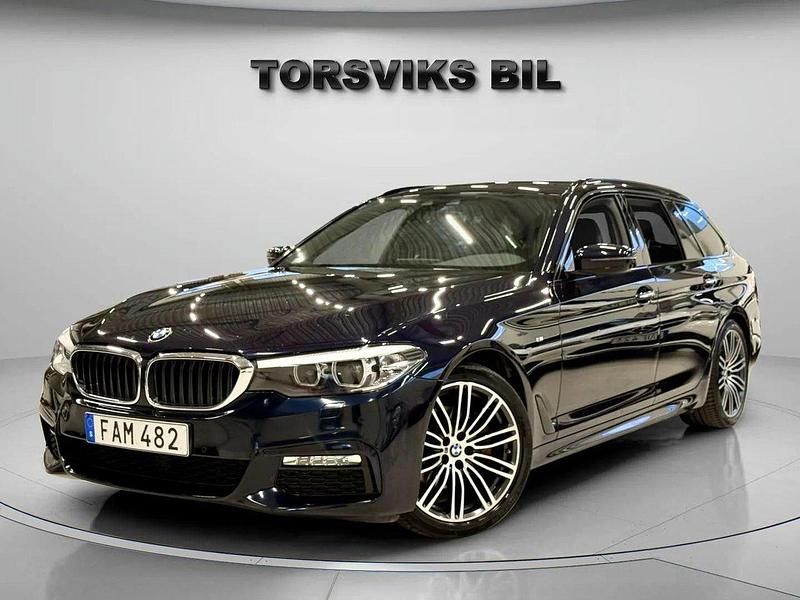 Svart (svartmet) Begagnad 2018 BMW 520 M Sport Kombi | 309 900 kr (Marknadspris) - Bild 1/4