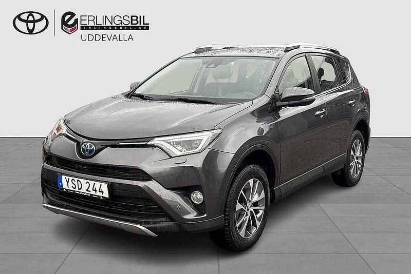 Mörkgrå Begagnad 2017 Toyota RAV4 Hybrid Active SUV | 199 900 kr (Marknadspris) - Bild 1/3