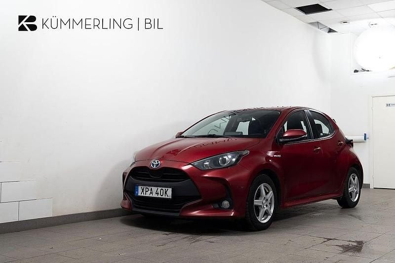 Röd Begagnad 2020 Toyota Yaris Hybrid Active Halvkombi | 119 900 kr (Marknadspris) - Bild 1/4