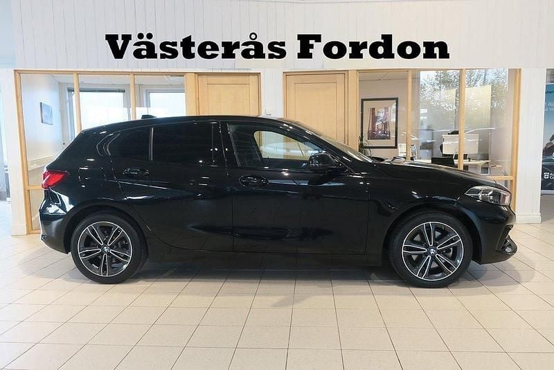 Svart Begagnad 2021 BMW 118 Sport Line Halvkombi | 259 900 kr (Marknadspris) - Bild 1/4