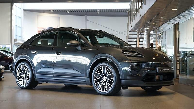 Grå Ny 2025 Porsche Macan 4 Electric SUV | 988 400 kr (Bra pris) - Bild 1/4