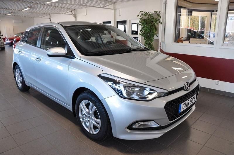 Silver Begagnad 2018 Hyundai i20 Comfort Halvkombi | 119 500 kr (Marknadspris) - Bild 1/4