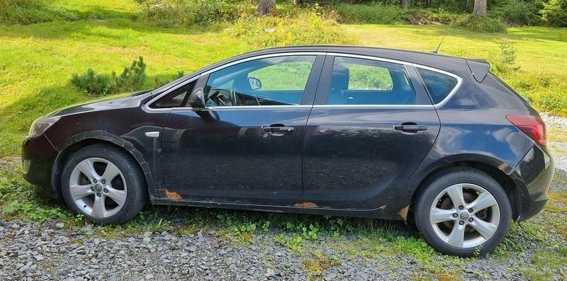 Svart Begagnad 2011 Opel Astra Halvkombi | 4 000 kr - Bild 1/1