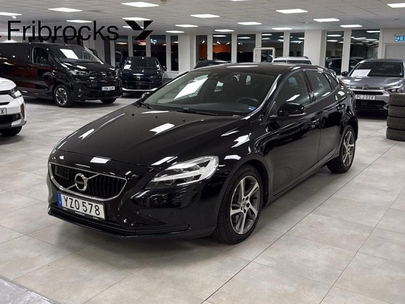 Svart Begagnad 2017 Volvo V40 Momentum Halvkombi | 164 900 kr (Marknadspris) - Bild 1/4