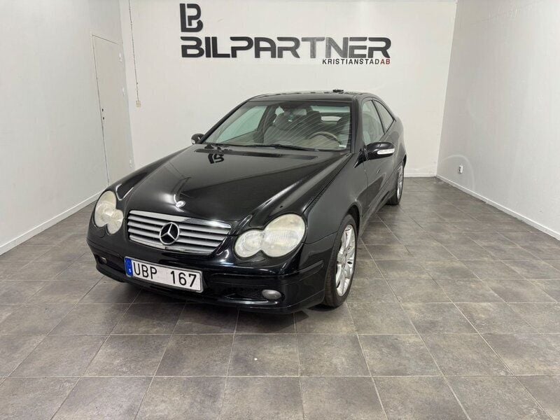 Svart Begagnad 2003 Mercedes C180 Sportkupé | 35 900 kr - Bild 1/4