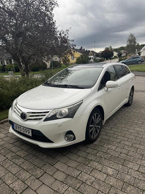 Vit Begagnad 2013 Toyota Avensis Executive Kombi | 99 900 kr (Marknadspris) - Bild 1/4