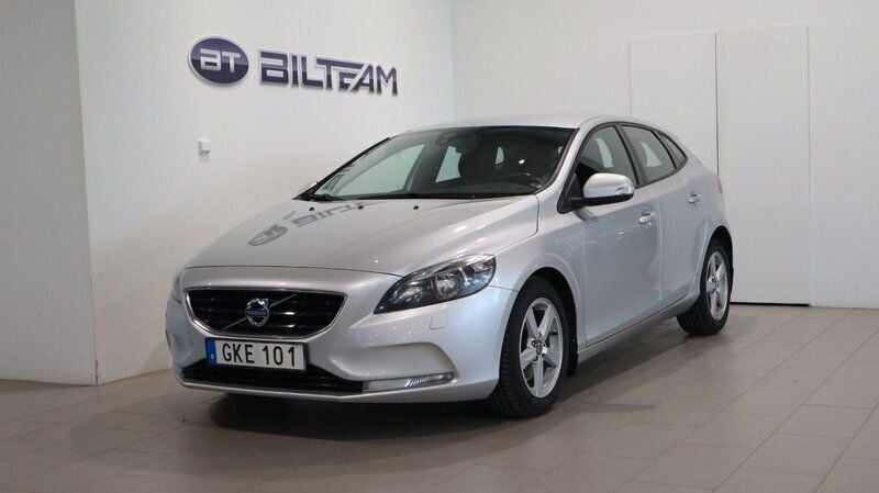 Silver Begagnad 2014 Volvo V40 Kinetic Kombi | 129 900 kr (Marknadspris) - Bild 1/4