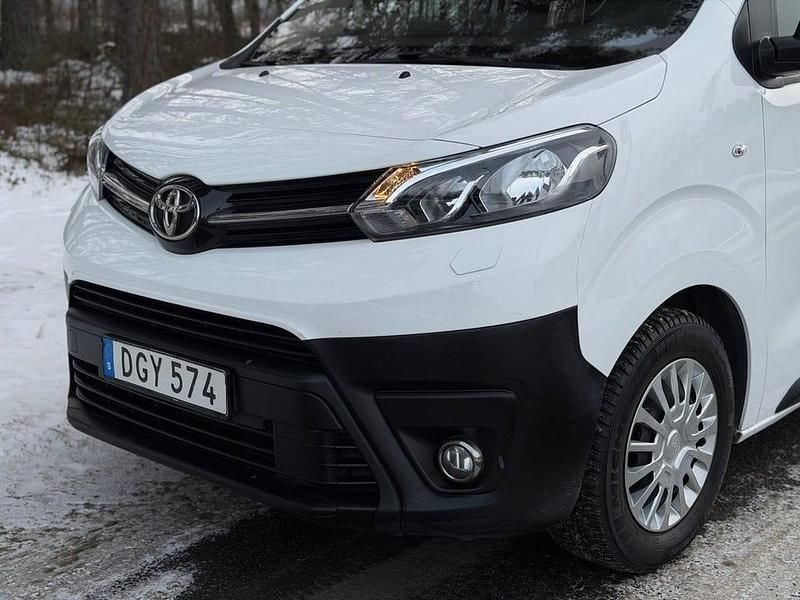 Begagnad Toyota Proace 144 HK (105 kW) 2021 Vit Minibuss