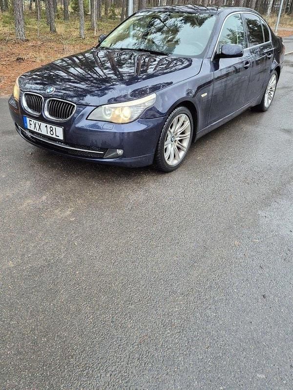 Blå Begagnad 2009 BMW 523 Sedan | 42 500 kr (Superpris) - Bild 1/4