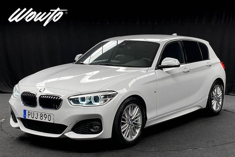 Vit Begagnad 2018 BMW 118 M Sport Halvkombi | 194 800 kr (Marknadspris) - Bild 1/3