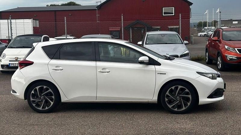 Begagnad Toyota Auris Hybrid Active 136 HK (100 kW) 2016 Vit Halvkombi