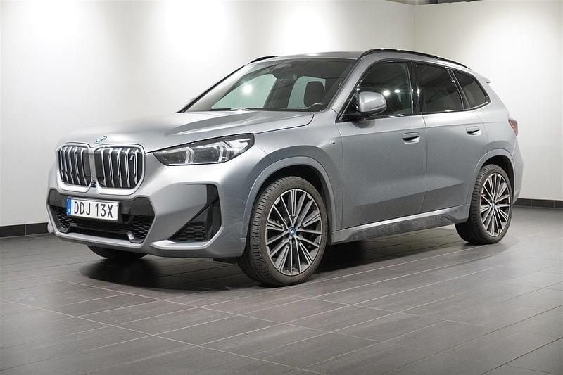 Grå Begagnad 2023 BMW iX1 M Sport SUV | 519 500 kr (Dyr) - Bild 1/4