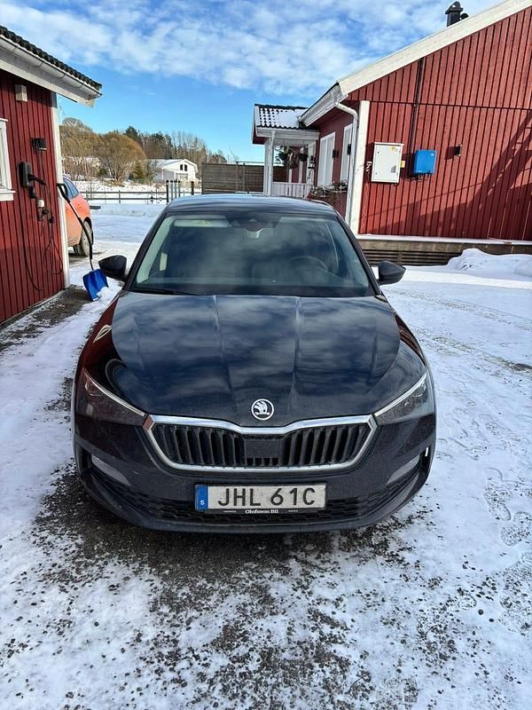 Blå metallic Begagnad 2021 Skoda Scala Halvkombi | 180 000 kr (Bra pris) - Bild 1/4