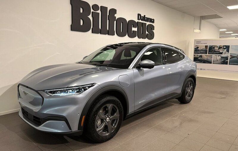 Grå Begagnad 2021 Ford Mustang Mach-E Standard Range SUV | 803 700 kr - Bild 1/4