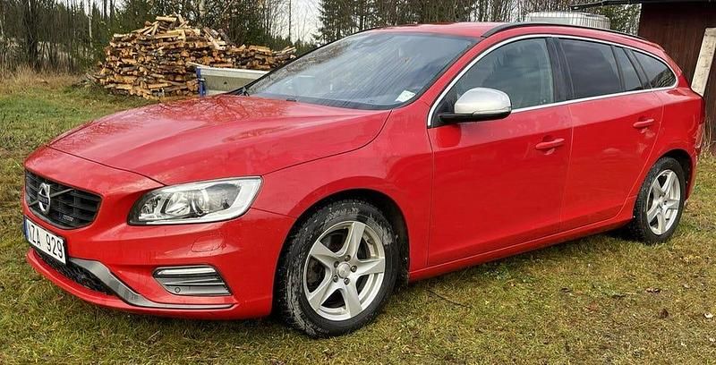 Röd Begagnad 2014 Volvo V60 R-Design Kombi | 99 000 kr (Marknadspris) - Bild 1/4