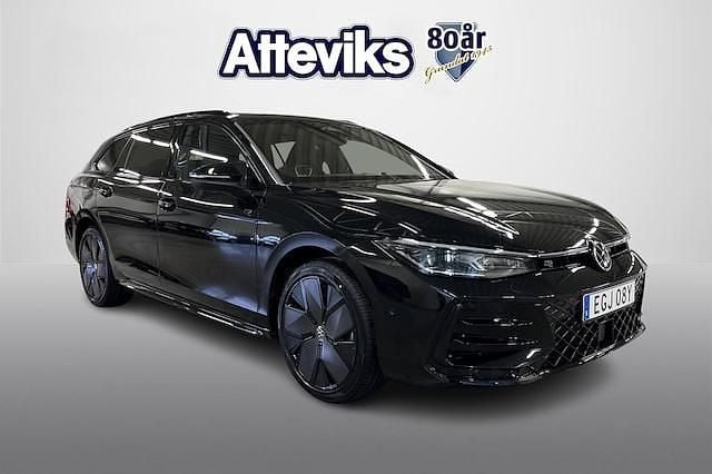 Svart Ny 2025 VW Passat R-line Kombi | 581 400 kr (Marknadspris) - Bild 1/4