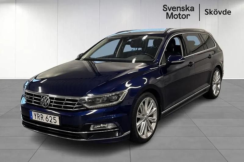 Mörkblå Begagnad 2017 VW Passat GT Kombi | 209 200 kr (Marknadspris) - Bild 1/4