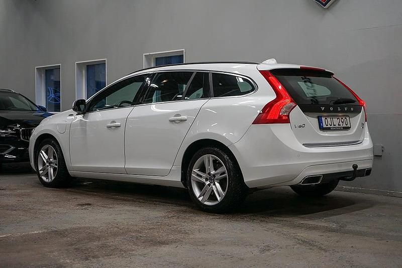 Begagnad Volvo V60 Momentum 163 HK (119 kW) 2016 Vit Kombi