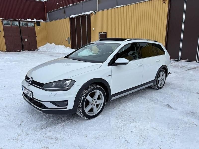 Vit Begagnad 2016 VW Golf Alltrack Kombi | 129 900 kr (Marknadspris) - Bild 1/4