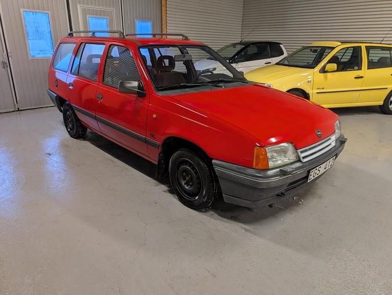 Begagnad Opel Kadett 75 HK (55 kW) 1990 Ljusröd Kombi